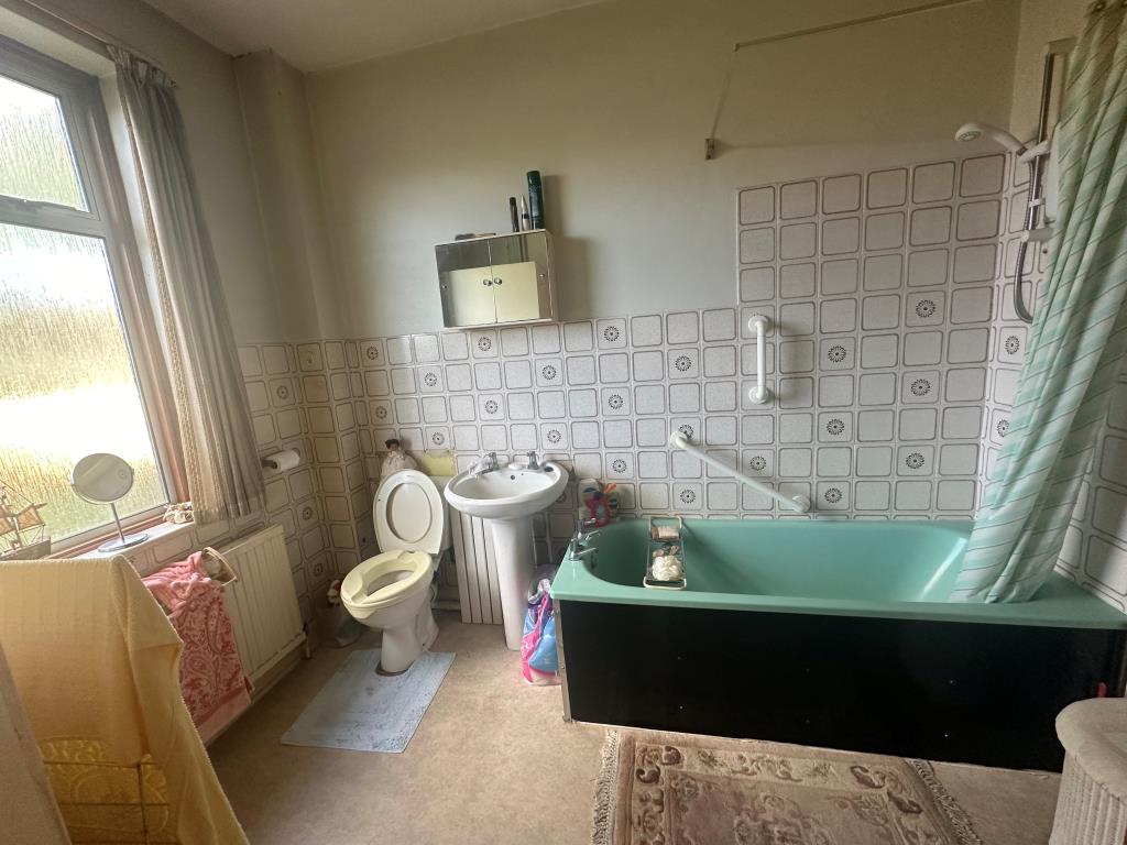 Lot: 141 - DETACHED BUNGALOW FOR INVESTMENT - Bathroom with W.C.
